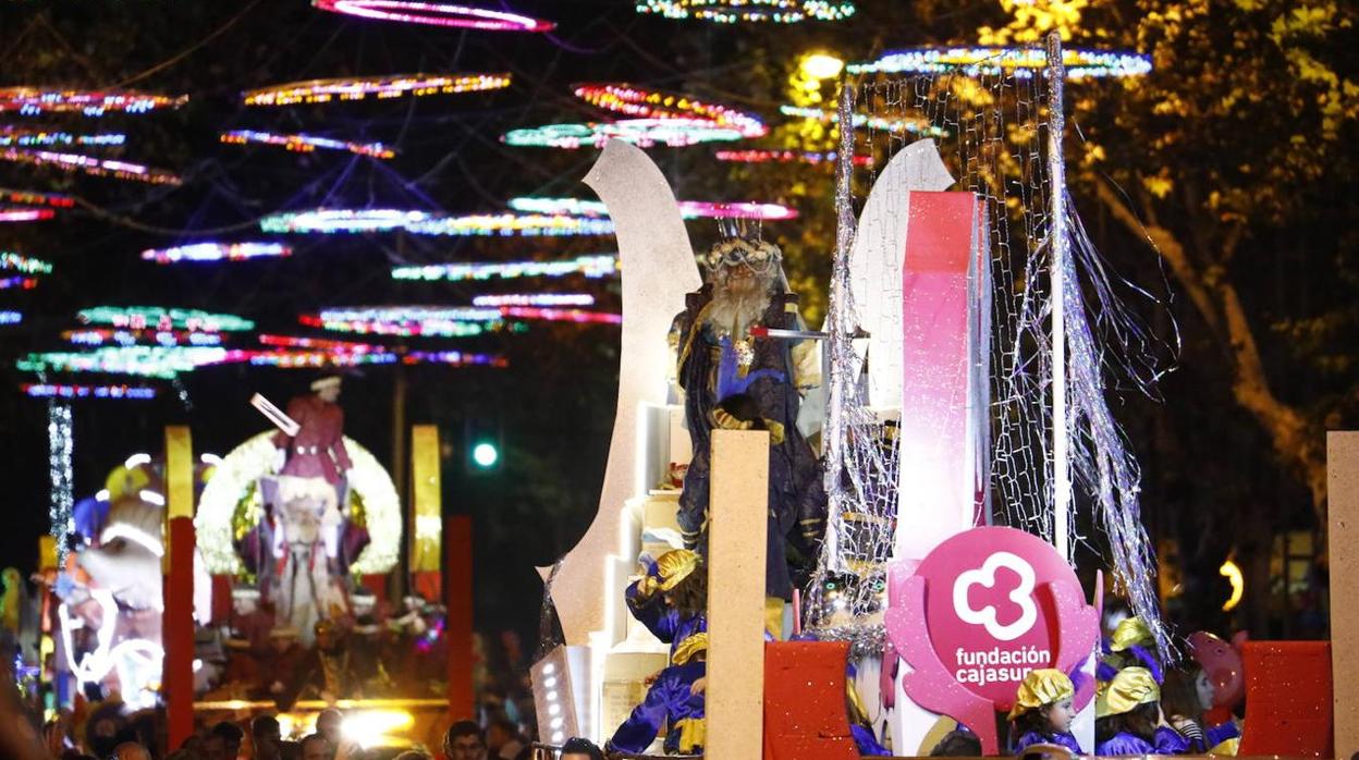 La carroza del Rey Melchor durante la Cabalgata de Córdoba 2020