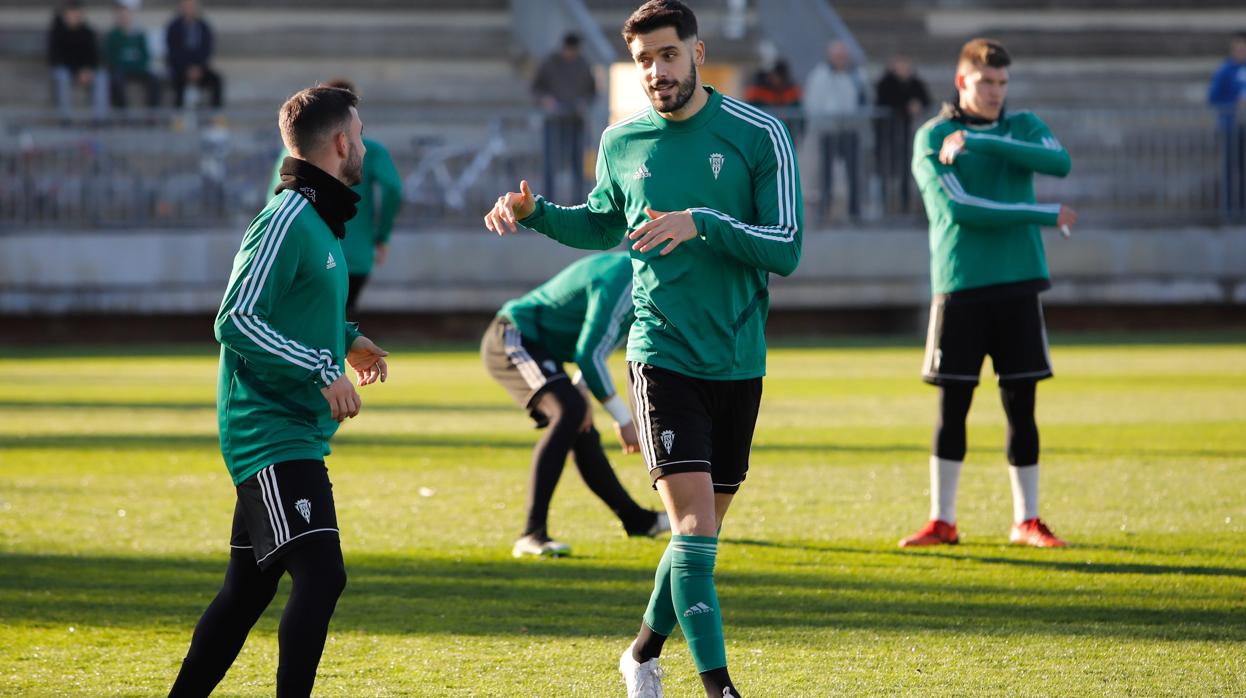 El defensa Fernando Román hace ejercicios en un entrenamiento del Córdoba CF