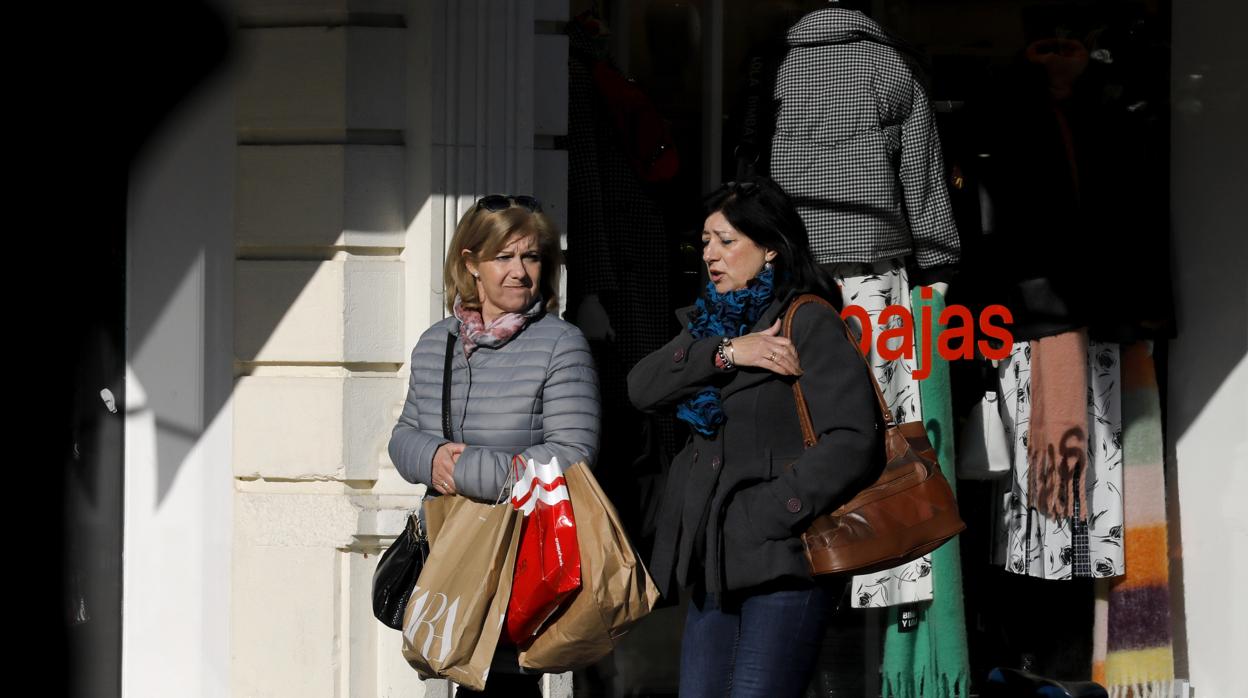 Dos mujeres pasean por el centro de Córdoba, ayer