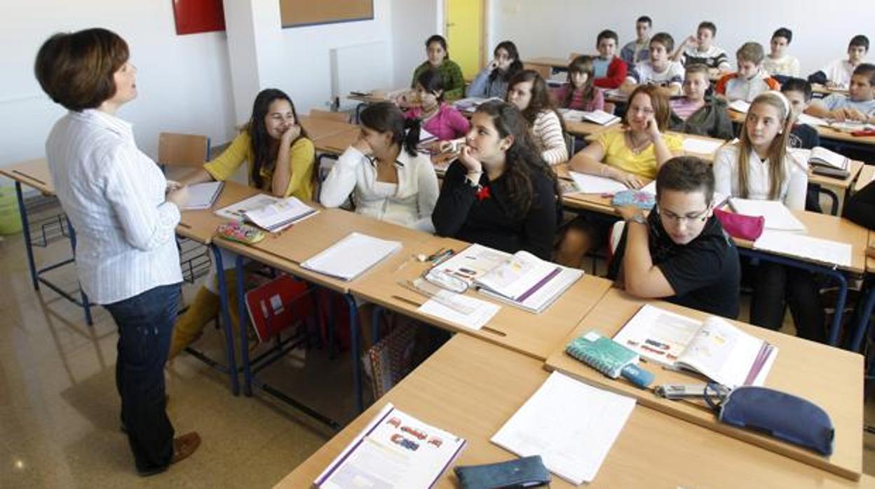 Una profesora imparte clase en un colegio andaluz