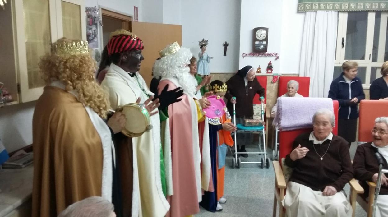 La hermandad del Nazareno realizó una visita a su residencia