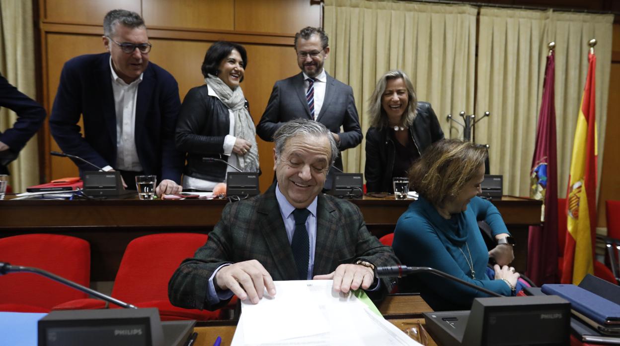 El teniten de alcalde de Urbanismo y Hacienda, Salvador Fuentes, durante un Pleno del Ayuntamiento de Córdoba