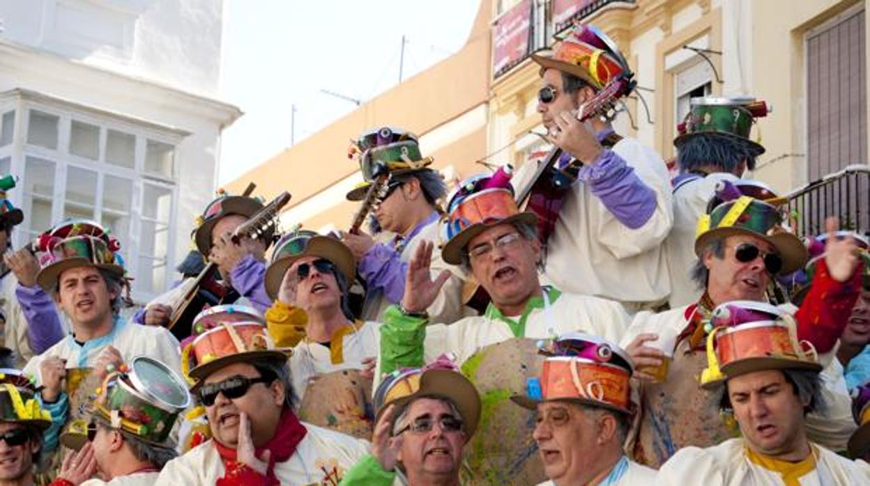 Una comparsa en las calles de Cádiz durante el carnaval