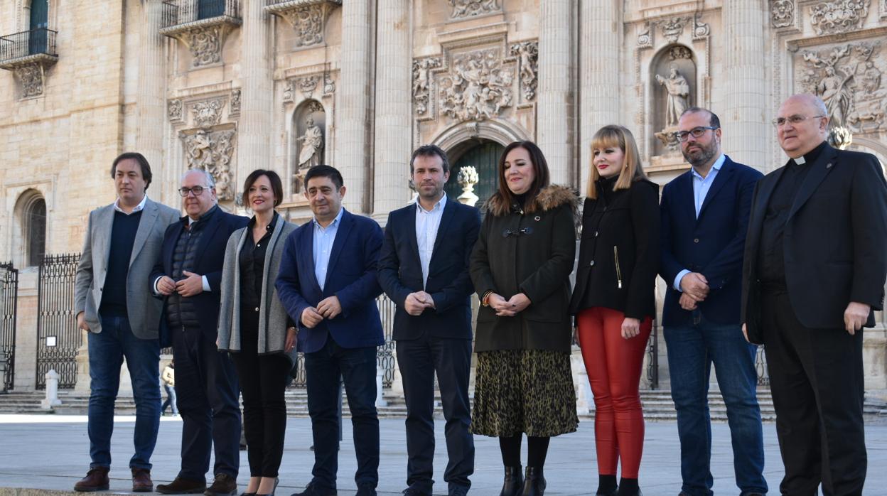 Representantes políticos, universitarios y religiosos ante la Catedral de Jaén