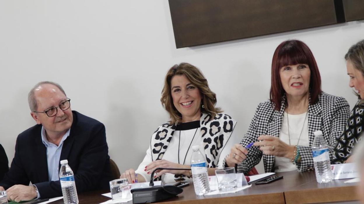 Susana Díaz flanqueada por Juan Cornejo y Micaela Navarro en la reunión de la Ejecutiva del PSOE de este miércoles