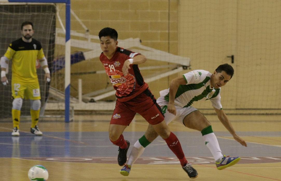 El pívot del Córdoba Patrimonio Kazuya Shimizu con la camiseta de ElPozo Murcia en Vista Alegre