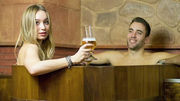 Los clientes pueden disfrutar de la cerveza mientras se relajan en Beer Spa Granada