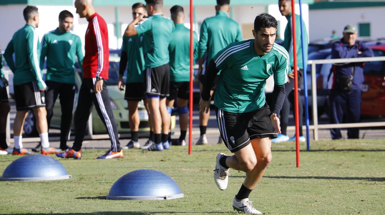 Víctor Ruiz trota durante un entrenamiento con el Córdoba CF