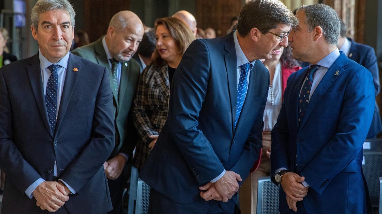 Elías Bendodo conversa con Juan Marín en presencia del delegado del Gobierno en Andalucía, Lucrecio Fernández, este jueves