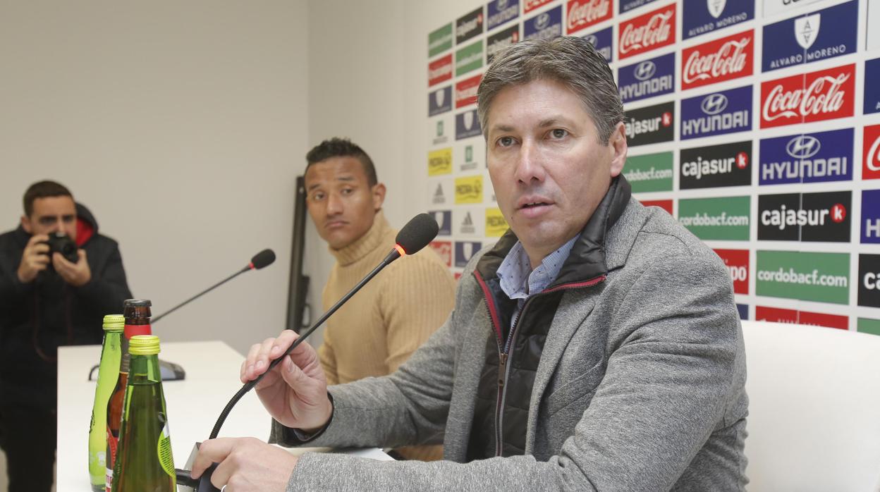 El director deportivo del Córdoba, Alfonso Serrano, junto al nuevo pivote Luis Garrido