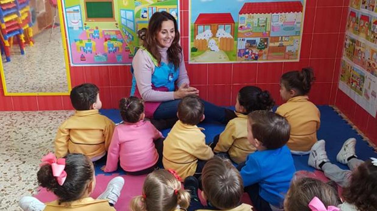 Una profesora da clase en una escuela infantil