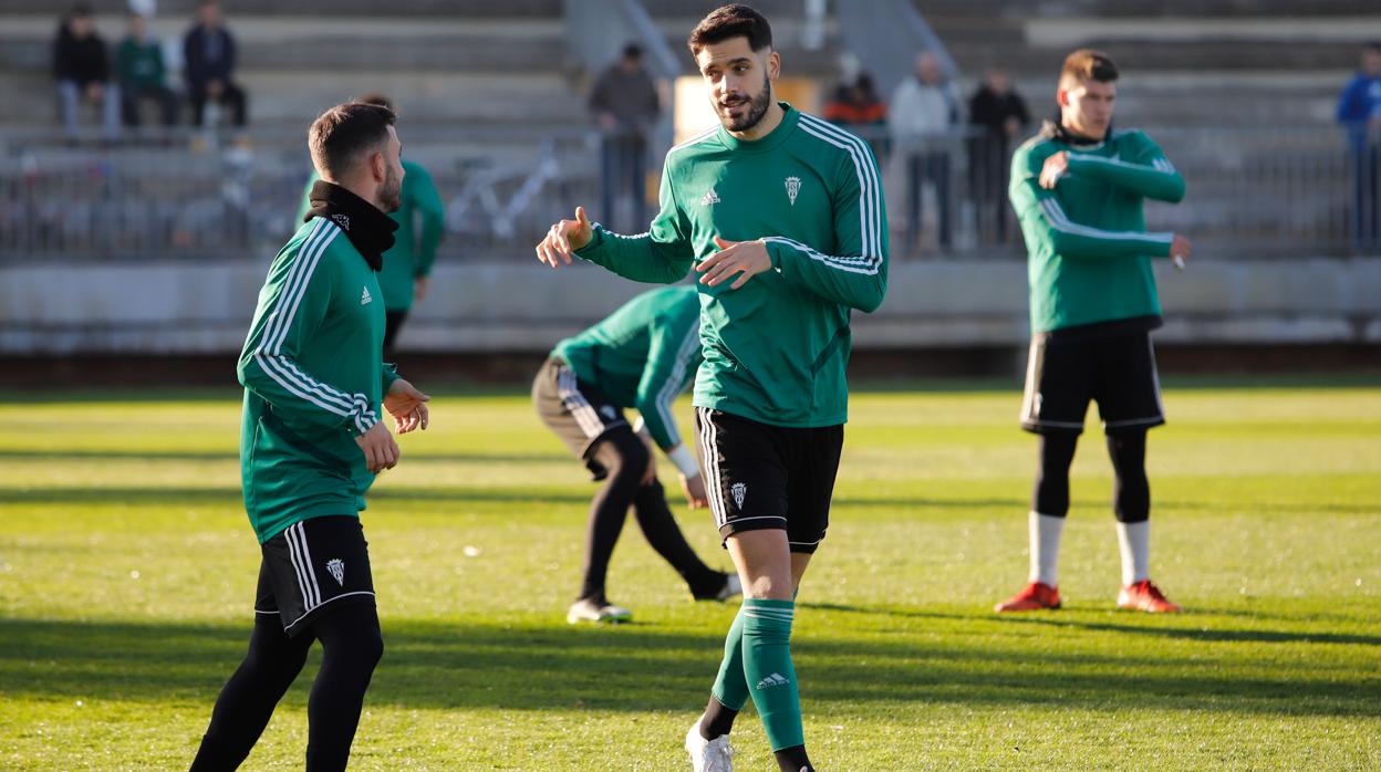 Fernando Román hace ejercicios en un entrenamiento del Córdoba CF