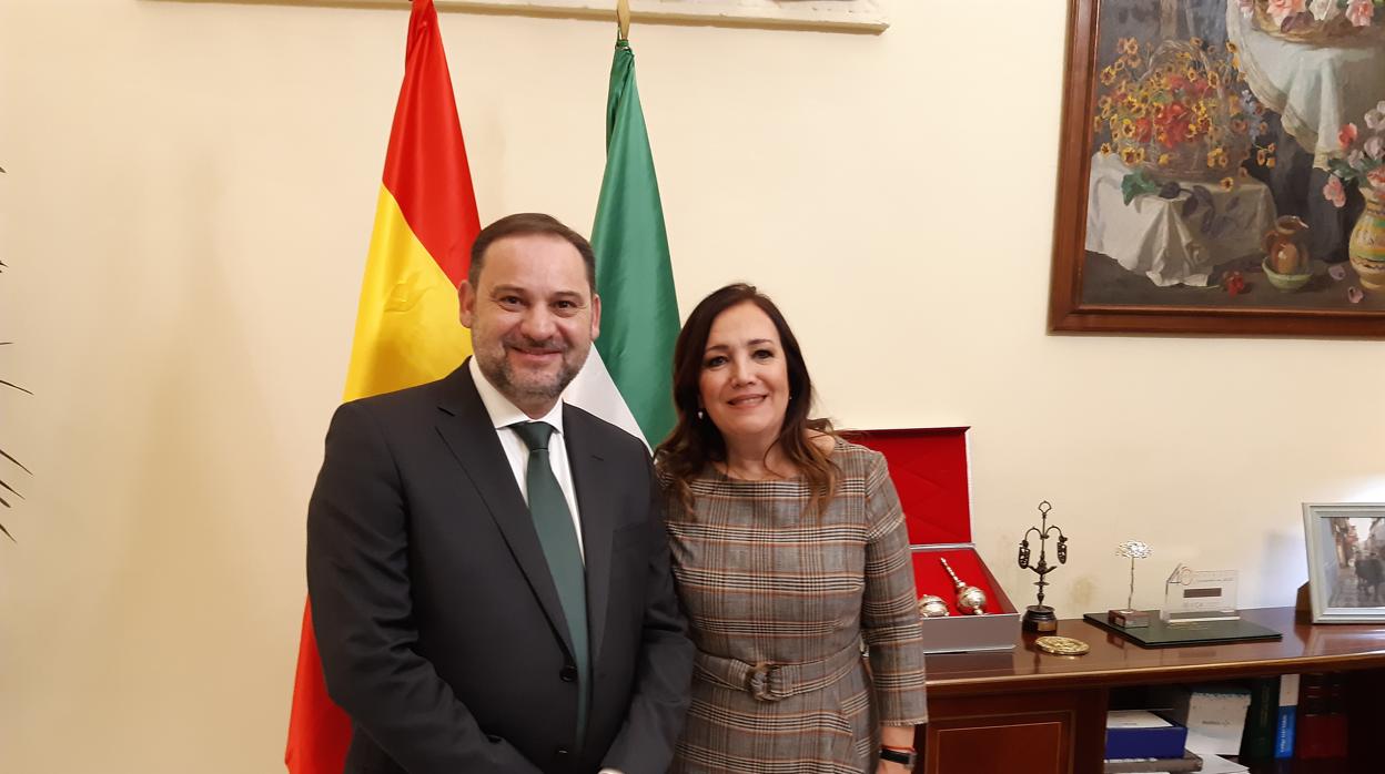 El ministro de Fomento, José Luis Ábalos, con la susbdelegada del Gobierno en Jaén, Catalina Madueño