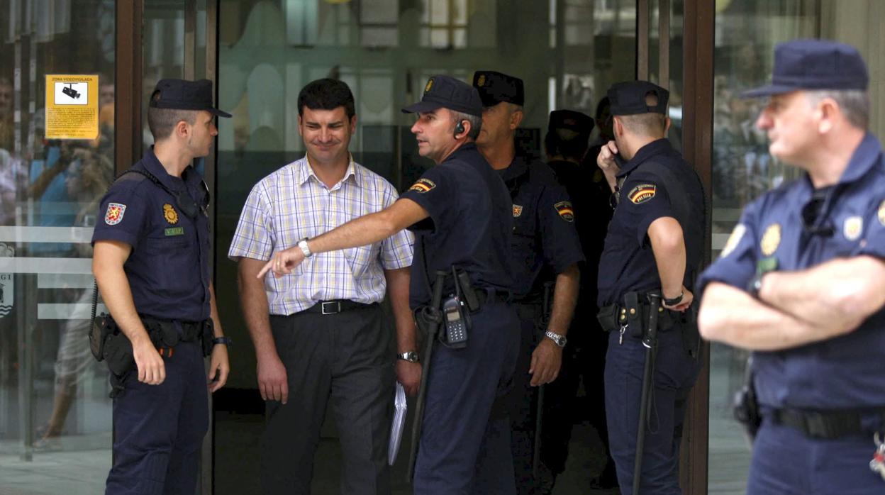 Más de sesenta efectivos de la Policía Nacional participaron en el registro del Ayuntamiento de El Ejido.