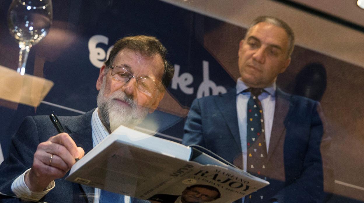 Rajoy firma un ejemplar de su último libro ante Bendodo este sábado en Málaga