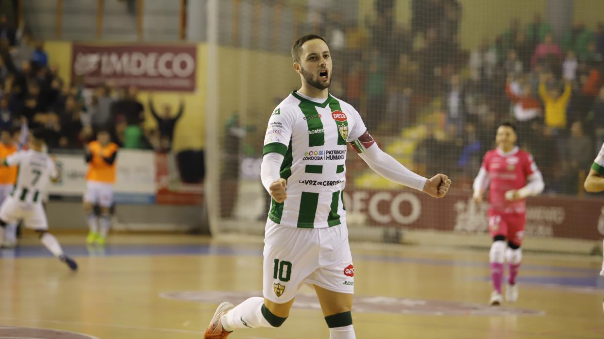 Manu Leal celebra el gol que certificaba la remontada