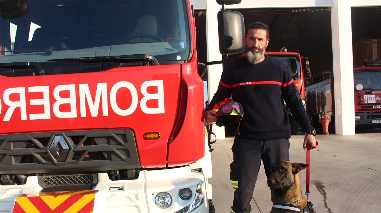 Antonio García, junto a su perro, en el parque de bomberos