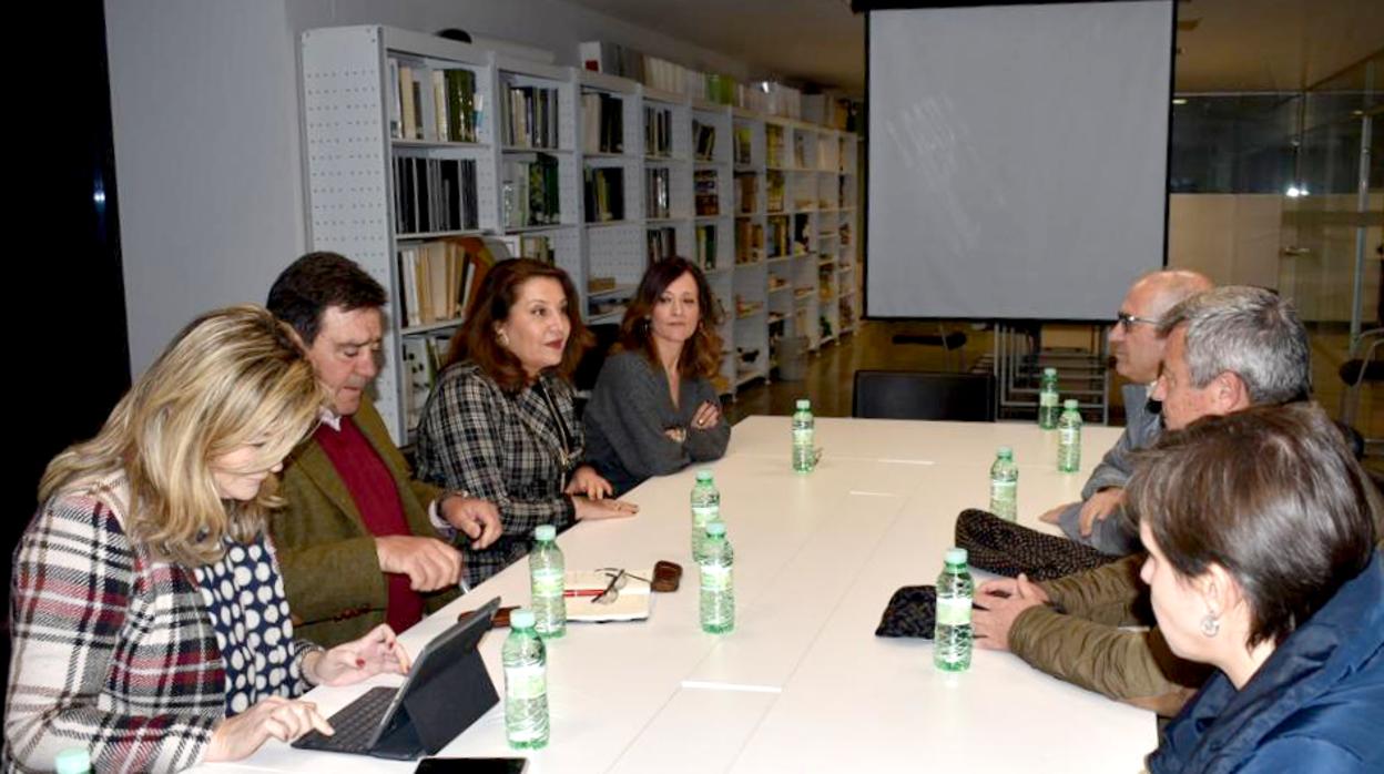 Carmen Crespo, tercera por la izquierda, durante la reunion con la Fundación de Productores de Jaén