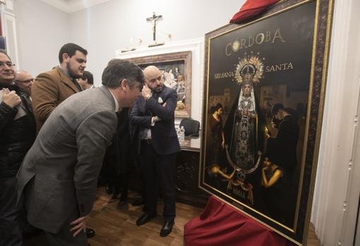 Los asistentes a la presentación observan el cartel de la Semana Santa de Córdoba 2020