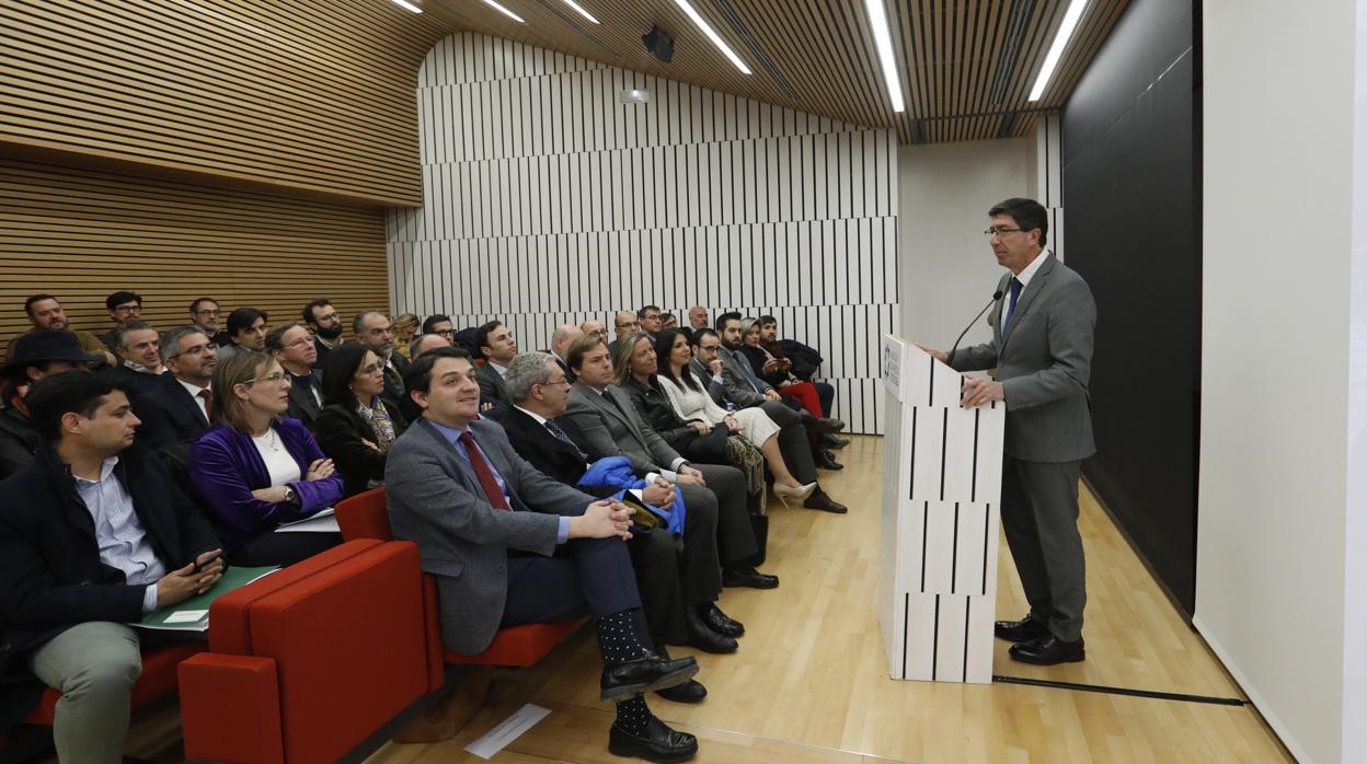 El vicepresidente de la Junta y consejero de Turismo, hoy en la presentación de las obras del Palacio de Congresos