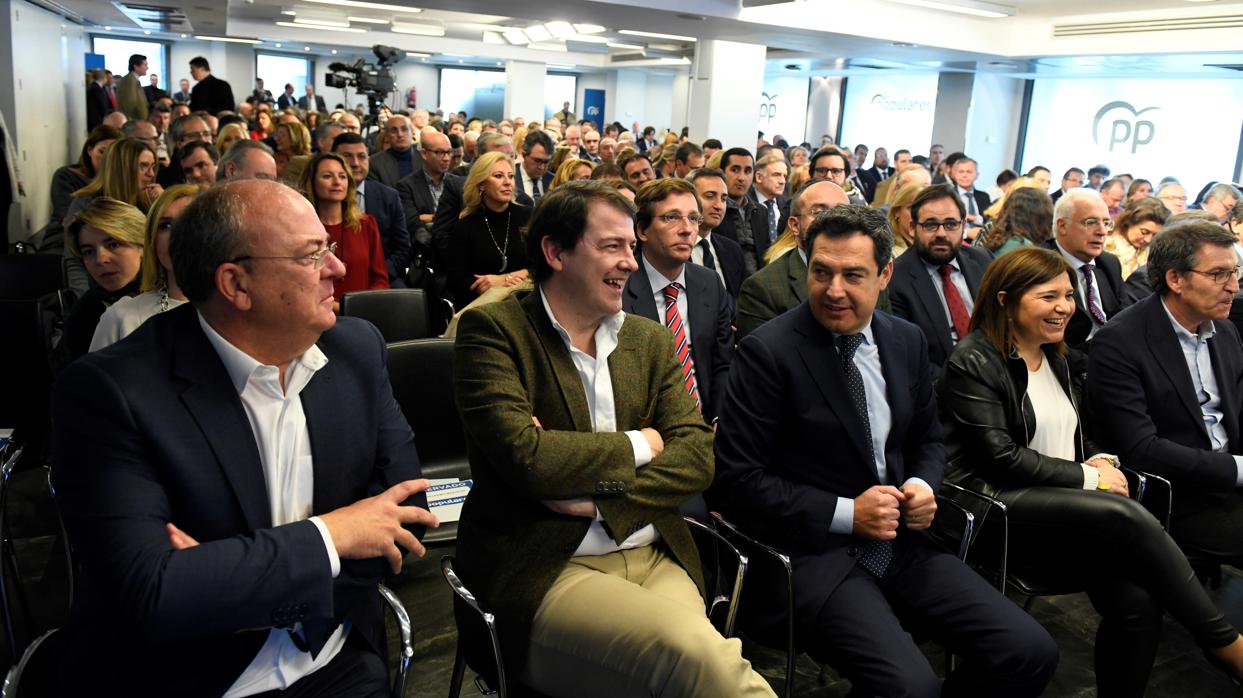 El presidente de la Junta y del PP-A, Juanma Moreno (tercero por la izquierda), hoy en la junta directiva del PP