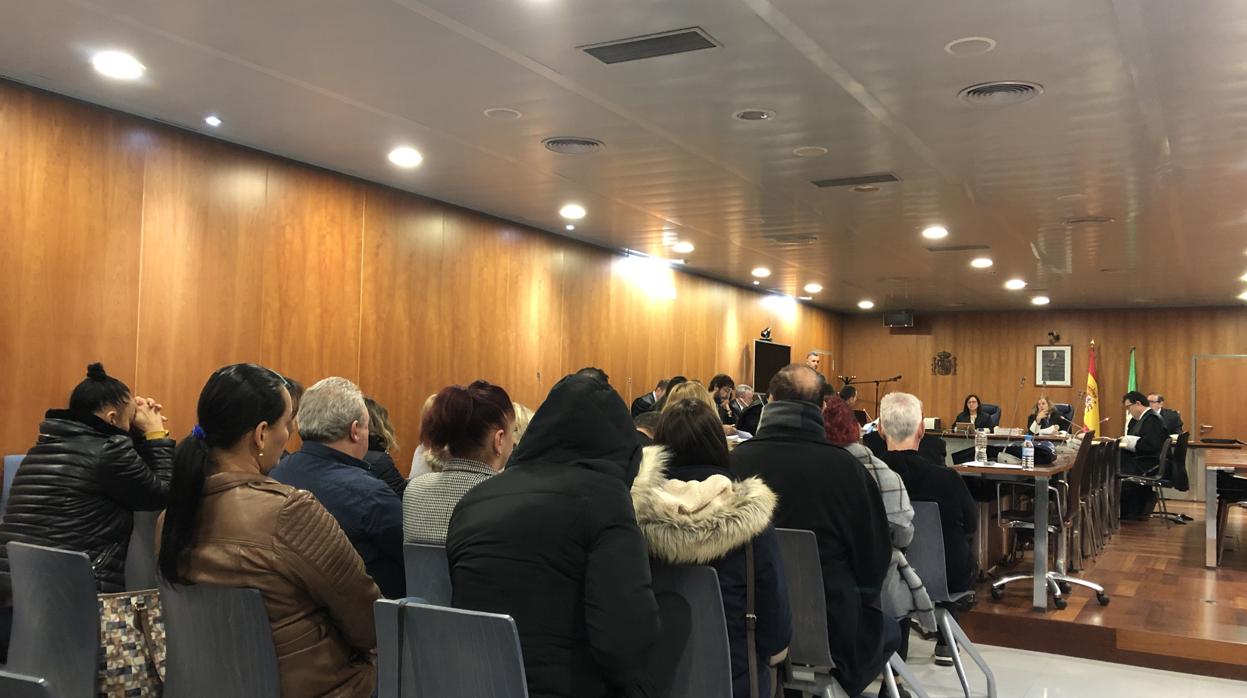 Los acusados en la sala ante el tribunal