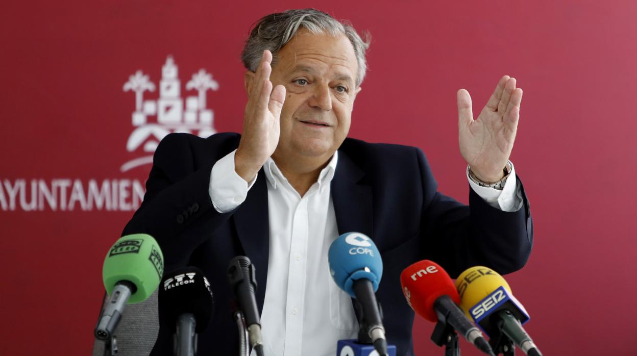 El presidente de Vimcorsa, Salvador Fuentes (edil del PP), durante una rueda de prensa