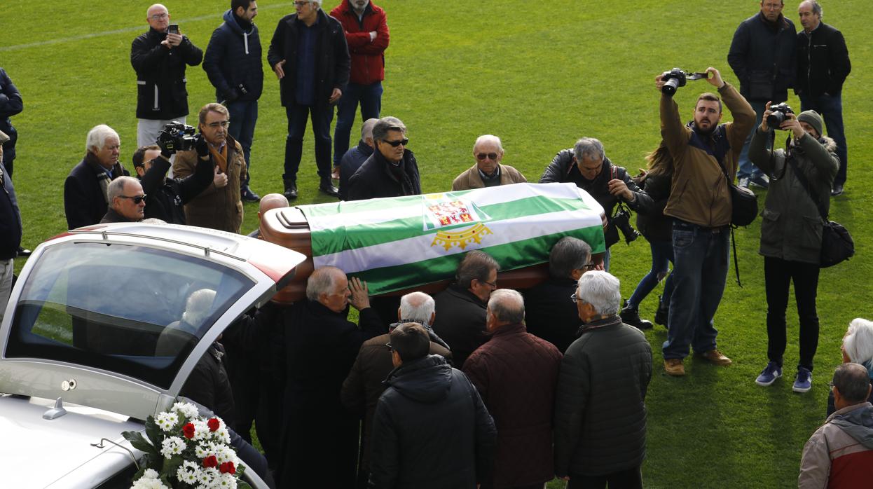 El féretro de José Luis Navarro, en el estadio El Arcángel con la bandera del Córdoba CF