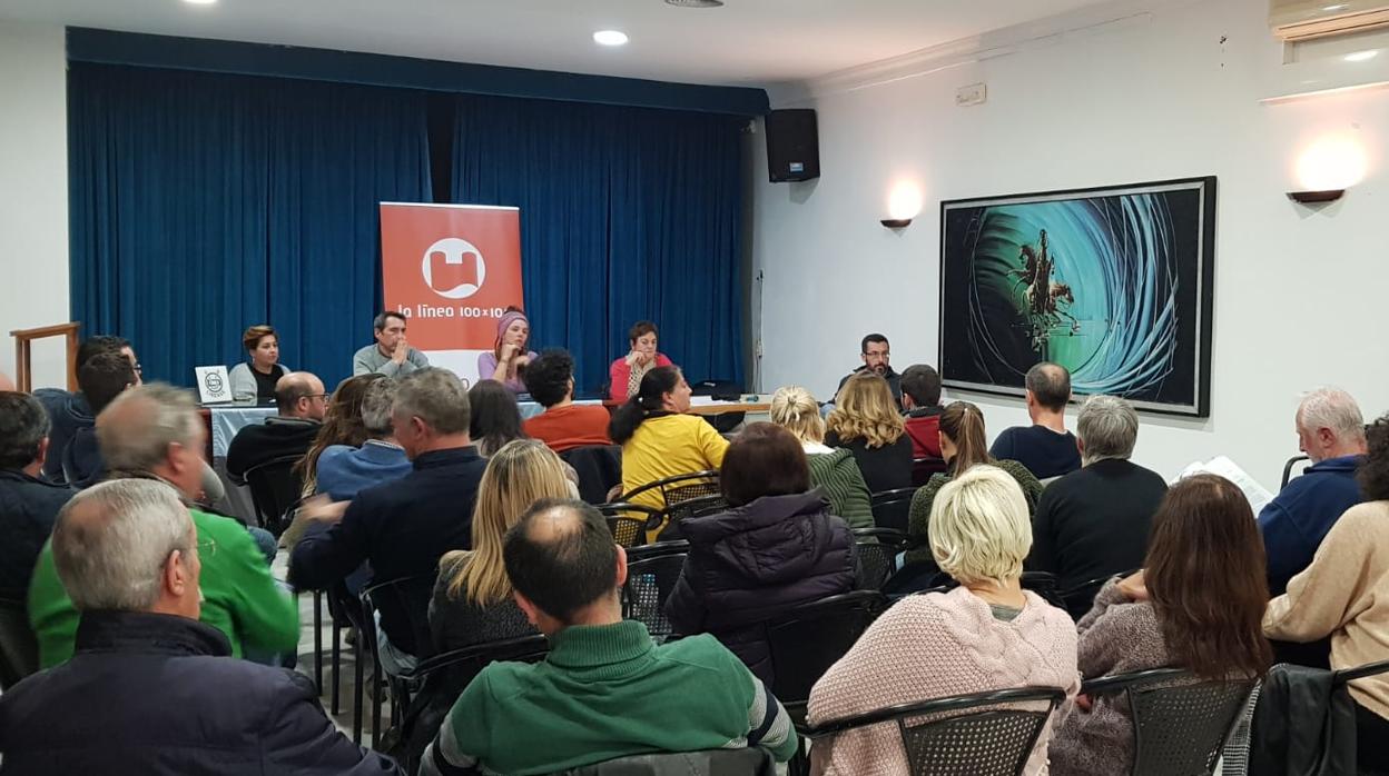 Imagen de la asamblea del partido La Línea 100x100 en la que se ha aprobado este asunto