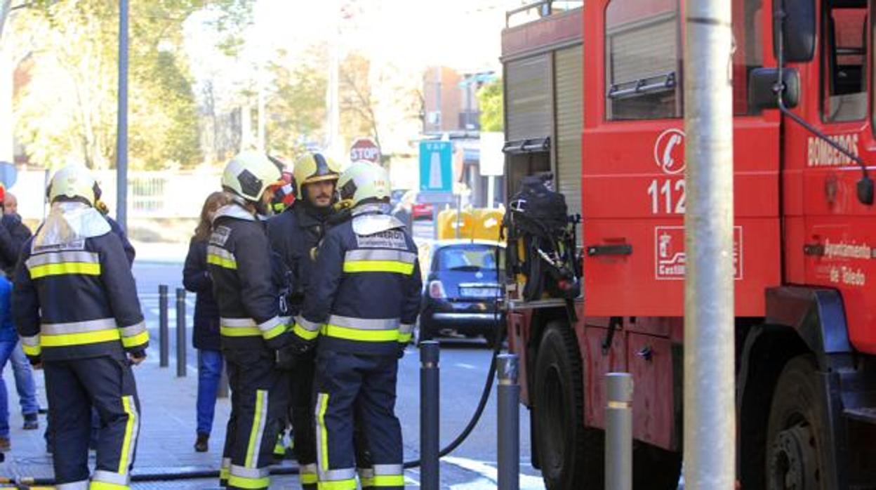 Bomberos en una foto de archivo