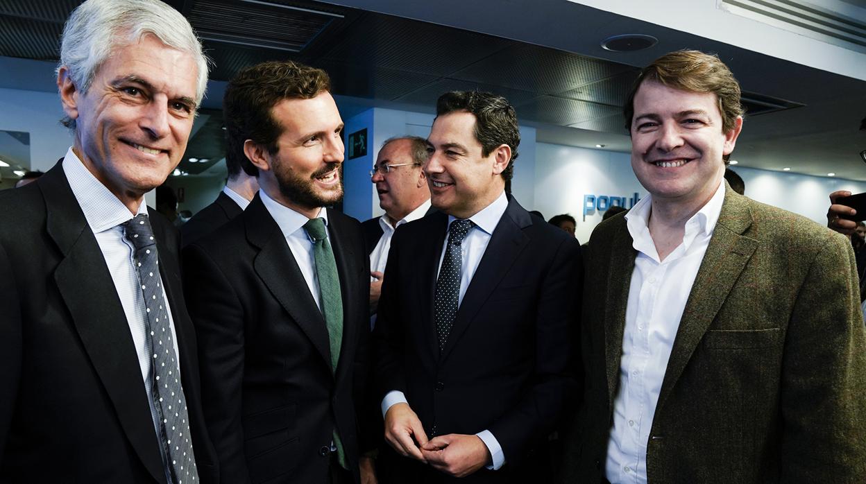 El secretario cuarto del Congreso, Adolfo Suárez Illana; el presidente del Partido Popular, Pablo Casado; el presidente de la Junta, Juanma Moreno; y el presidente de la Junta de Castilla y León, Alfonso Fernández Mañueco