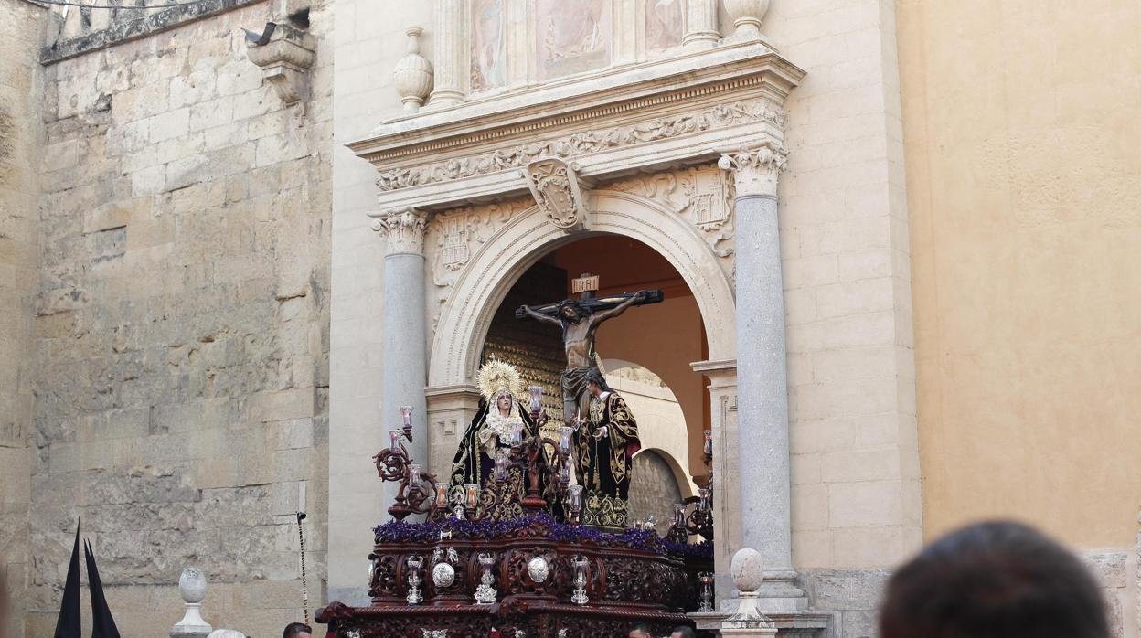 El Cristo de las Penas sale por la puerta de Santa Catalina