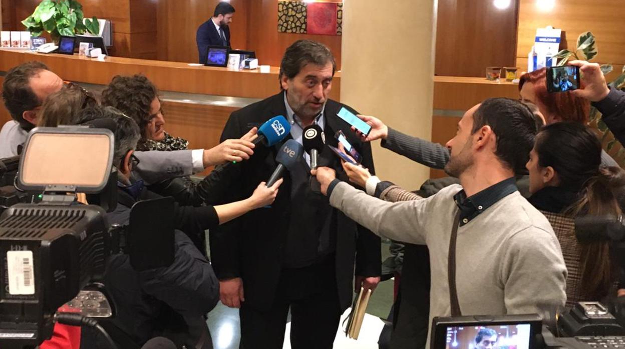 García Bofill atendió a los medios antes de intervenir en la asamblea de afiliados de Ciudadanos en Almería.