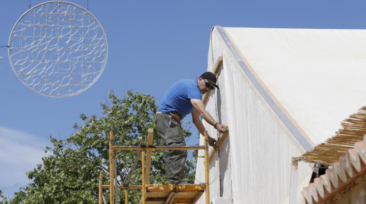 Montaje de una caseta en el recinto ferial de Córdoba