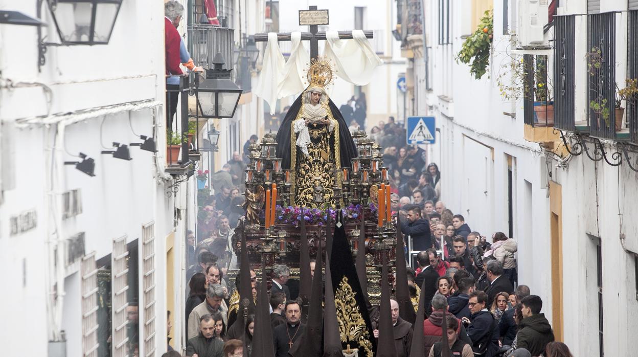 María Santísima en su Soledad, en la calle Don Rodrigo un Viernes Santo de Córdoba