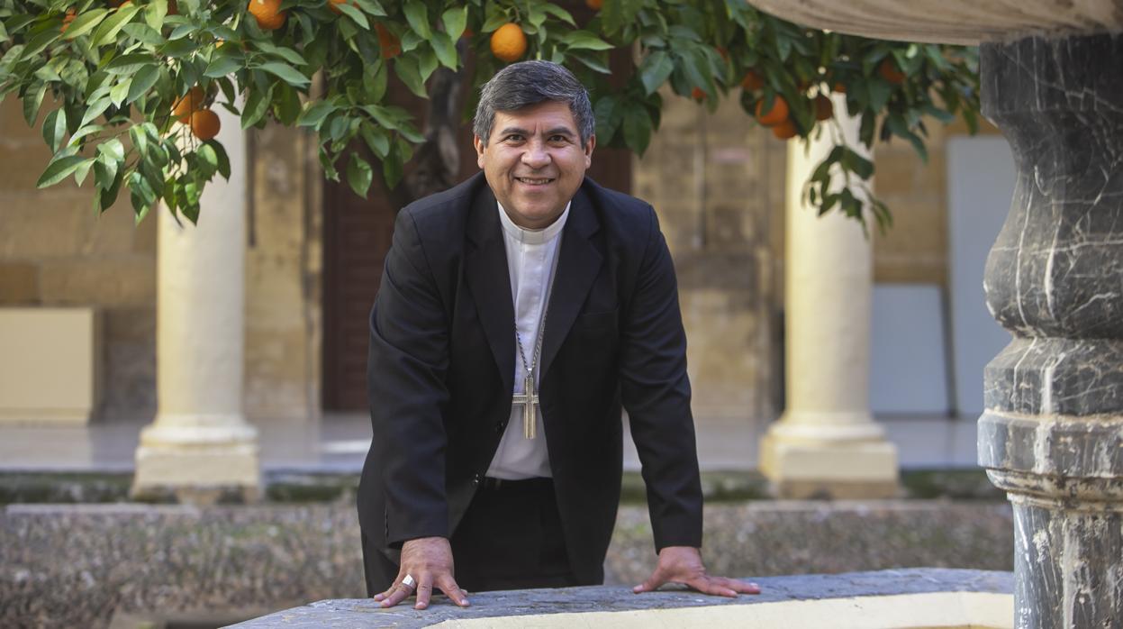 Juan de Dios Peña Rojas, en el patio del Obispado de Córdoba