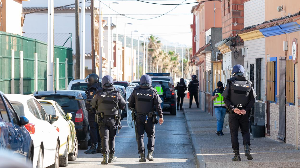 Imagen de archivo de una operación de la Policía Nacional en La Línea de la Concepción