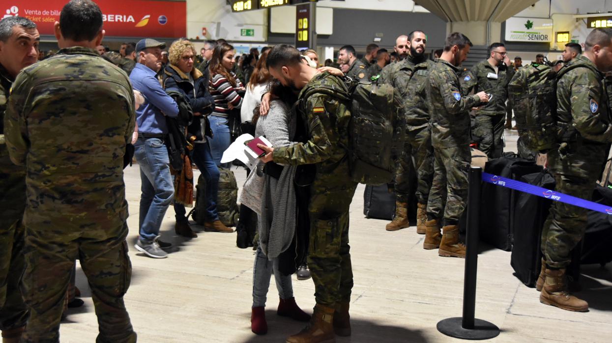 Un soldado de la Brigada se despide esta madrugada en el aeropuerto de Sevilla