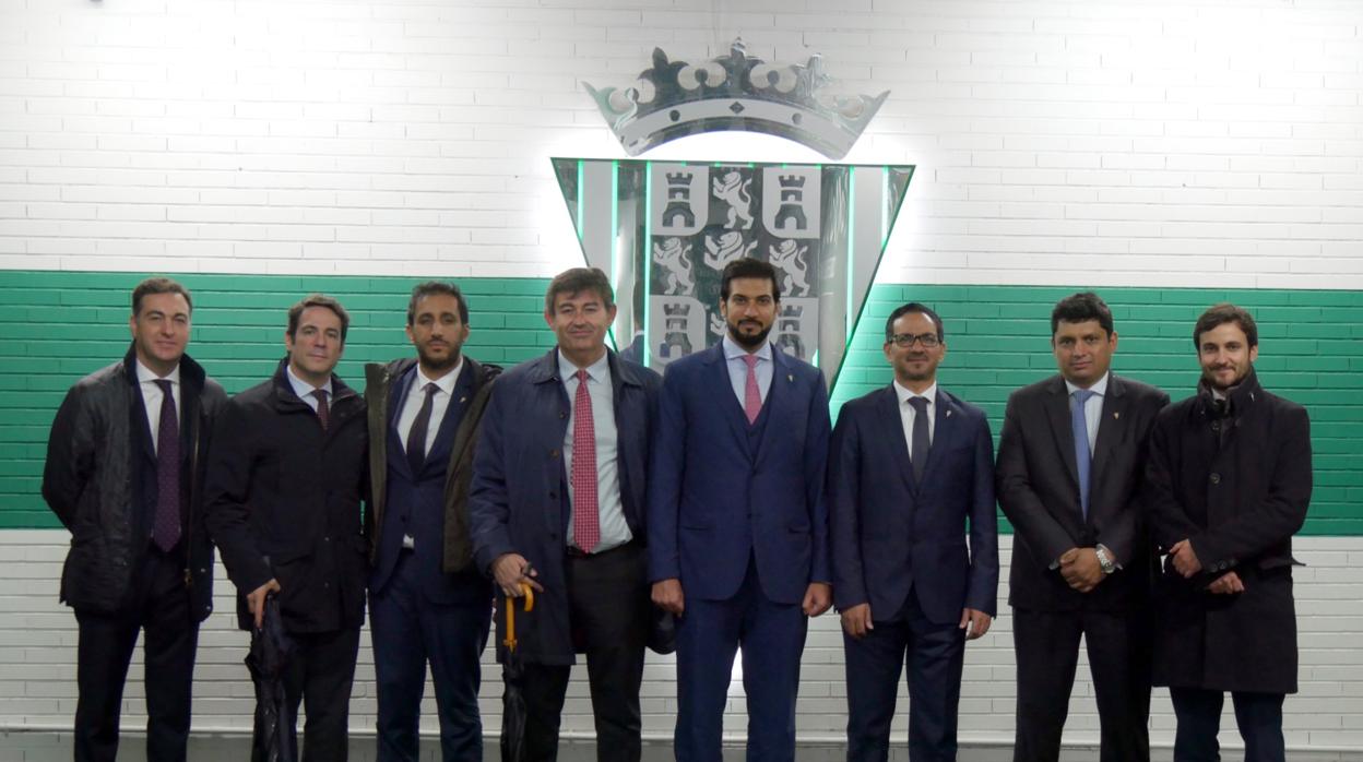 La cúpula de Infinity Capital WLL junto con Javier González y el resto de dirigentes de Unión Futbolística Cordobesa