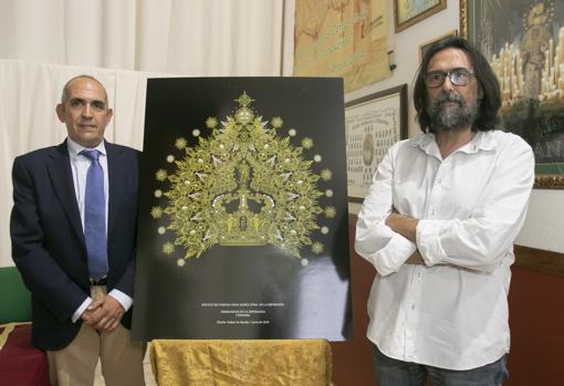 El hermano mayor, Rafael García Cerezo, y el diseñador, Rafael de Rueda, con el dibujo de la corona