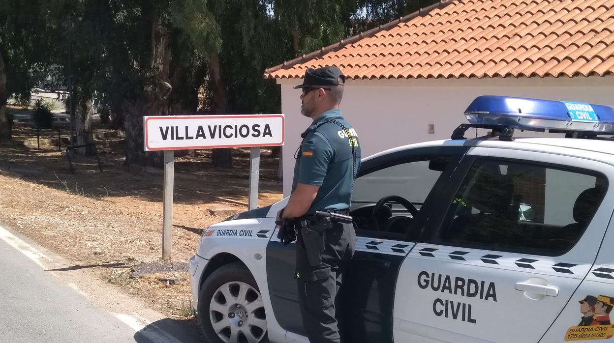 Una patrulla de la Guardia Civil en Villaviciosa