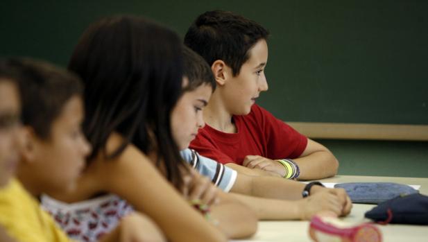 La Junta de Andalucía pondrá el «pin parental» de Vox pero dentro de la ley de Educación