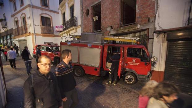 Los bomberos sofocan un incendio en un almacén de pinturas en Córdoba