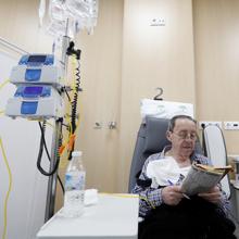 Hospital de Día de Oncología de Córdoba: Libros, charlas y crucigramas para espantar el miedo al cáncer