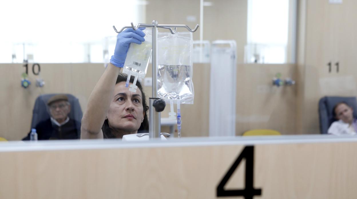 Una enfermera en el Hospital de Día de Oncología