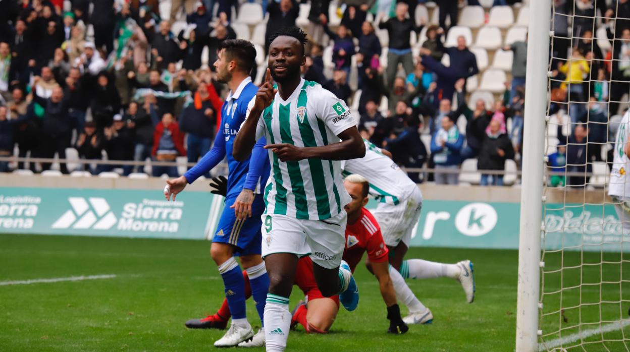 Owusu celebra su gol ante el Marbella