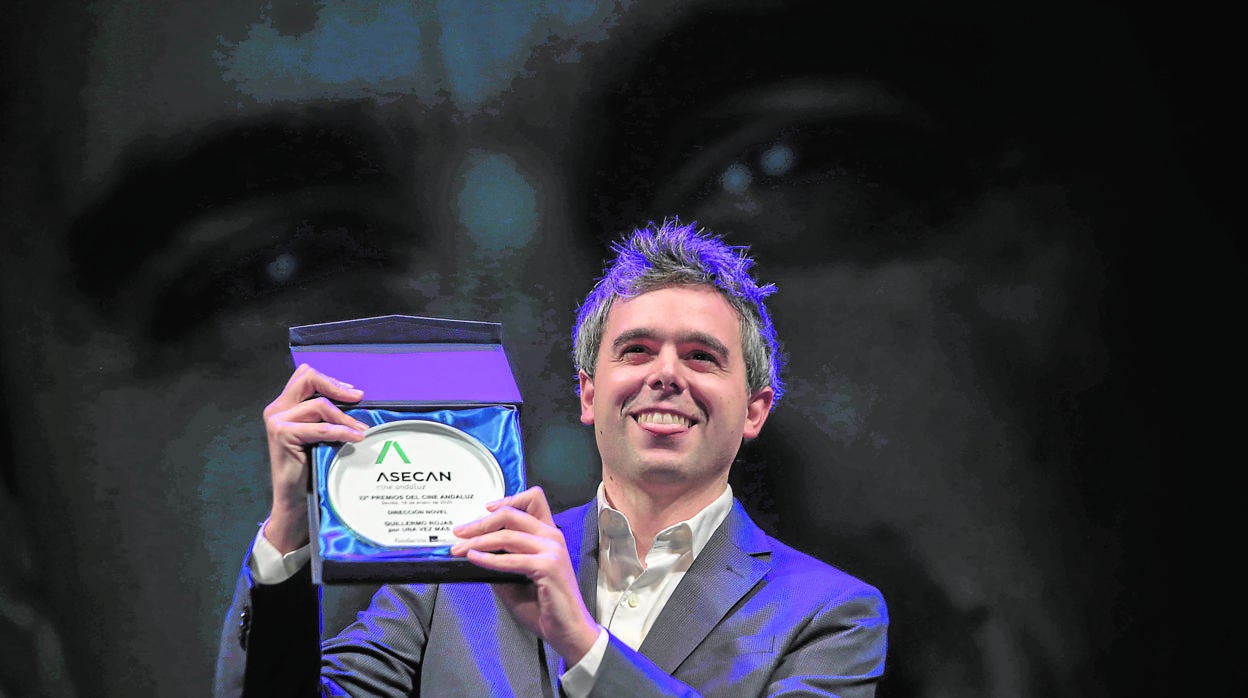 Guillermo Rojas con el premio a la mejor dirección novel