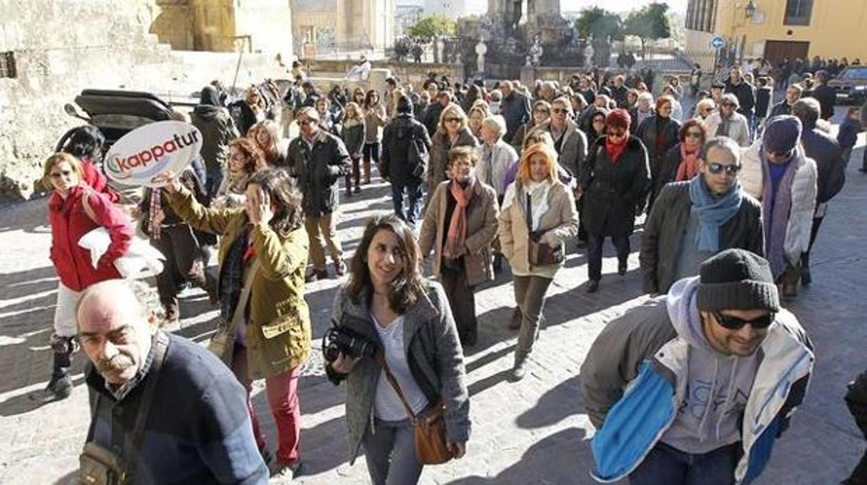 Una de las vacantes es de guía turístico