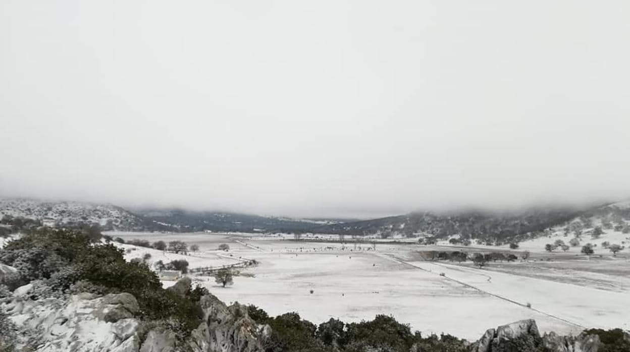 El polje de la Nava, en la Sierra de Cabra cubierto de un manto de nieve