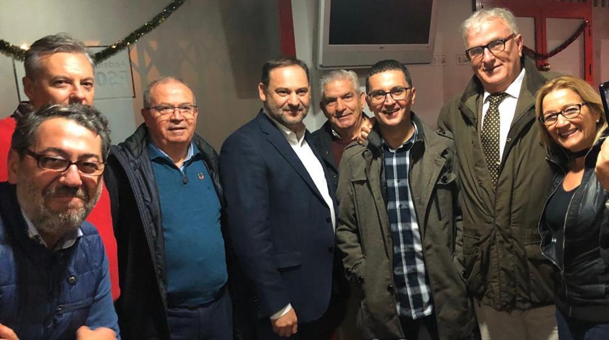 Segundo Benítez, exalcalde de Castilblanco de los Arroyos y exdelegado de Agricultura de la Junta de Andalucía; Carmelo Cubero, exalcalde del Real de la Jara; Manuel Domínguez, dimitido, secretario general del PSOE del Viso del Alcor; Jerónimo Guerrero, de El Coronil; Casimiro Gavira, exalcalde de Mairena del Alcor y exsenador por designación autonómica; Carmen Tovar, excaldesa de Castilleja de la Cuesta, todos ellos junto al ministro José Luis Ábalos